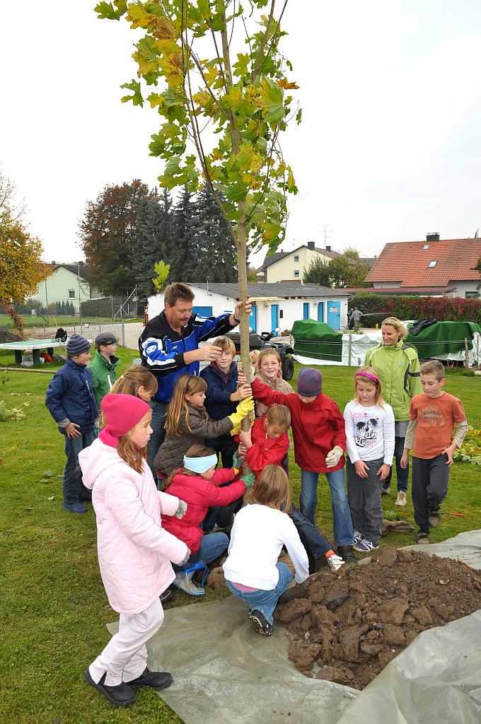Pflanzaktion der Grundschule Oberschneiding im Naturbad