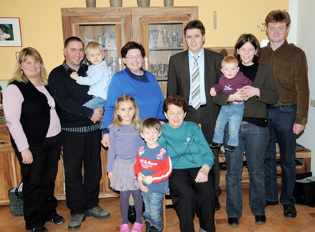 Die Jubilarin mit Enkelkindern, einigen Gratulanten und Bürgermeister Ewald Seifert