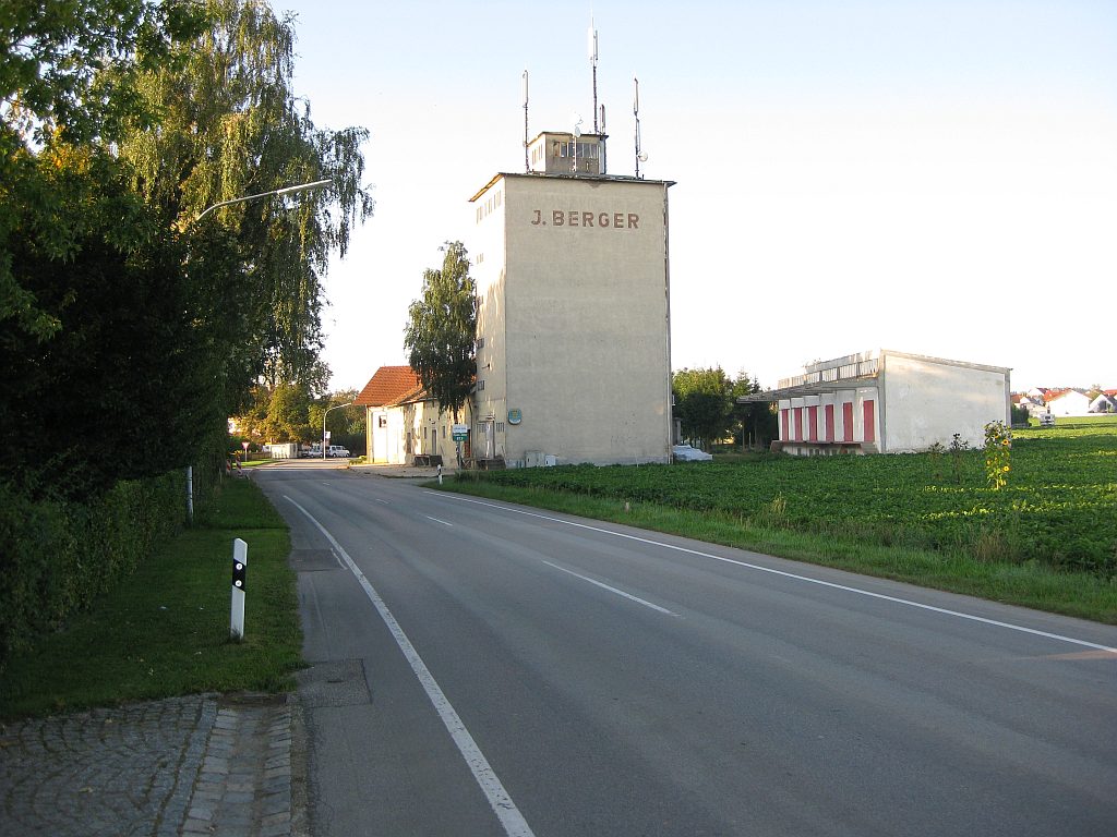 Der ehemalige Siloturm am Ortseingang von Oberschneiding