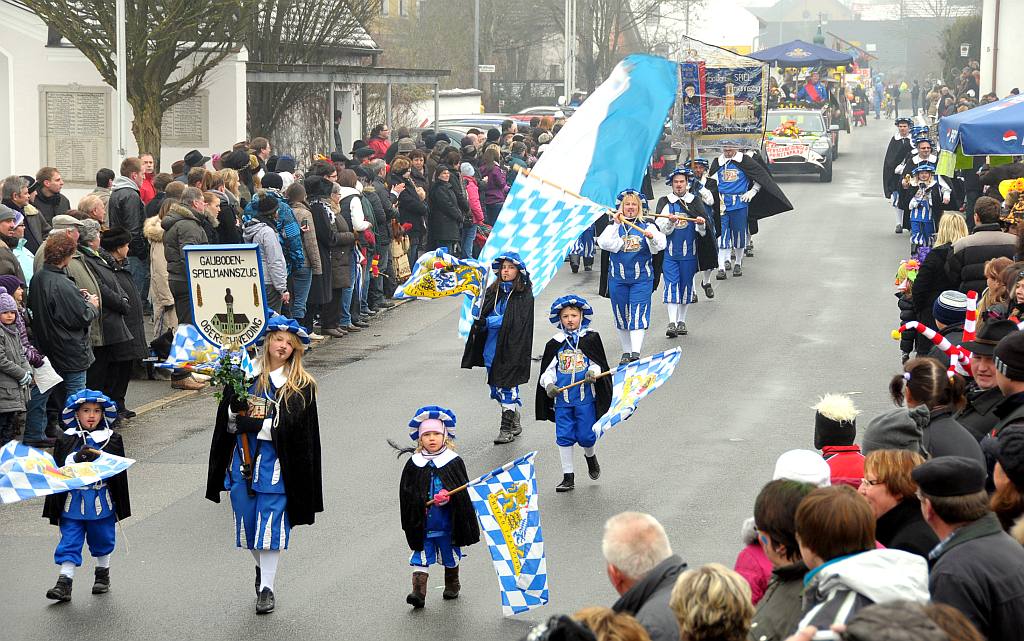 Der Spielmannszug Oberschneiding führte den Faschingszug an