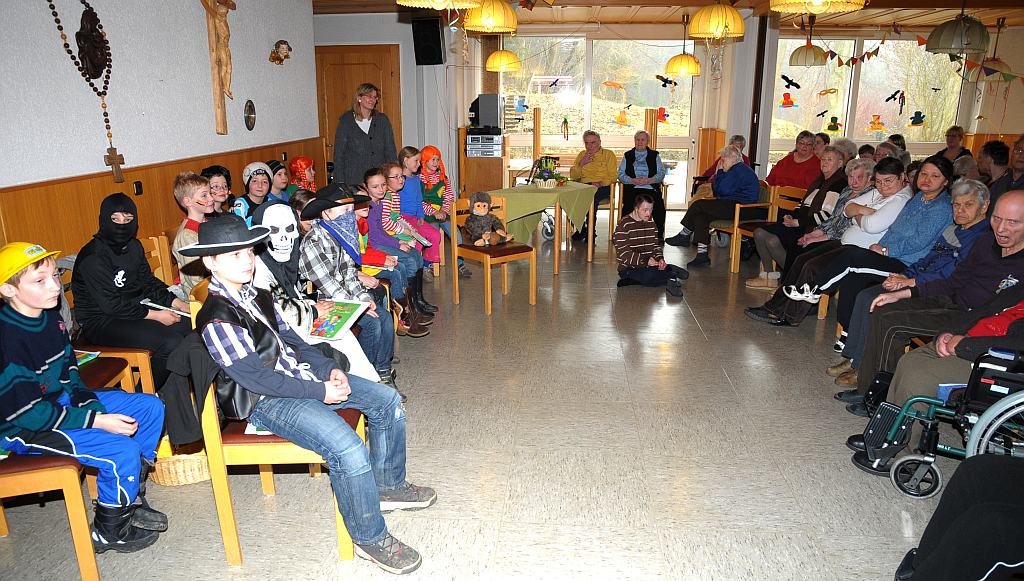 Unser Bild zeigt die Kinder mit den Heimbewohnern im Festsaal