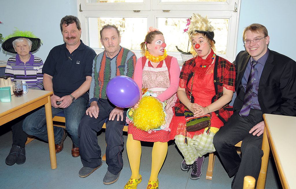 Unser Bild zeigt von zwei Heimbewohner, Karl Hierold von der Pflegedienstleitung, die Klinikclowns und Josef Schöfbeck, Repräsentant der VR-Landau