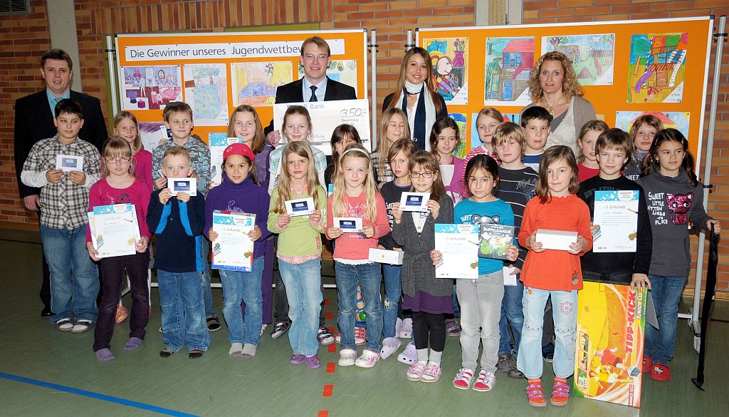 Unser Bild die siegreichen Kinder mit Bürgermeister Ewald Seifert (von links), Josef Schöfbeck, Stefanie Kammermeier von der VR-Bank Landau und Schulleiterin Sonja Urban