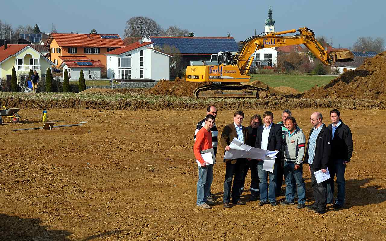 Spatenstich für das Baugebiet Sattlerbreite mit Bürgermeister Seifert, der Baufirma Fischl, Ingenieurbüro Schlecht, E.ON Bayern AG und Deutsche Telekom