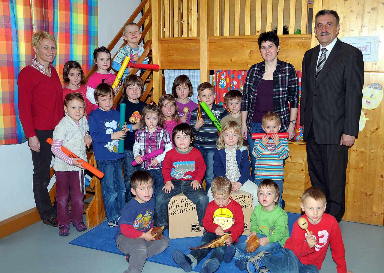 Die Kindergartenkinder testen im Beisein von (von links) Judith Distler, Kindergartenleiterin Sieglinde Hillenbrand und Sparkassenvertreter Wilhelm Weber die neuen Instrumente