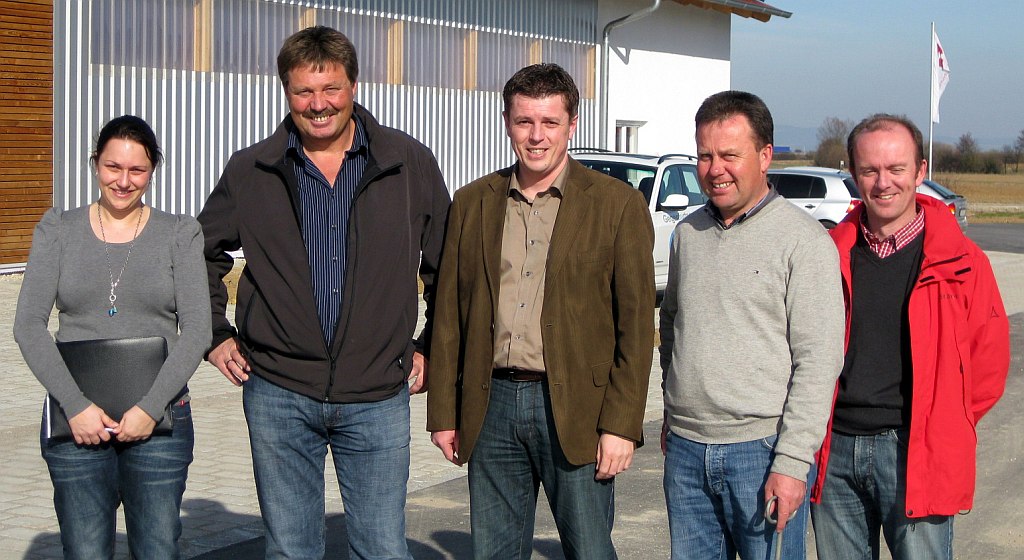 Abnahme der Bauarbeiten. Bild von links: Stefanie Baumann, Martin Bayer, Bürgermeister Ewald Seifert, Alfred Gegenfurtner und Uwe Gegenfurtner.