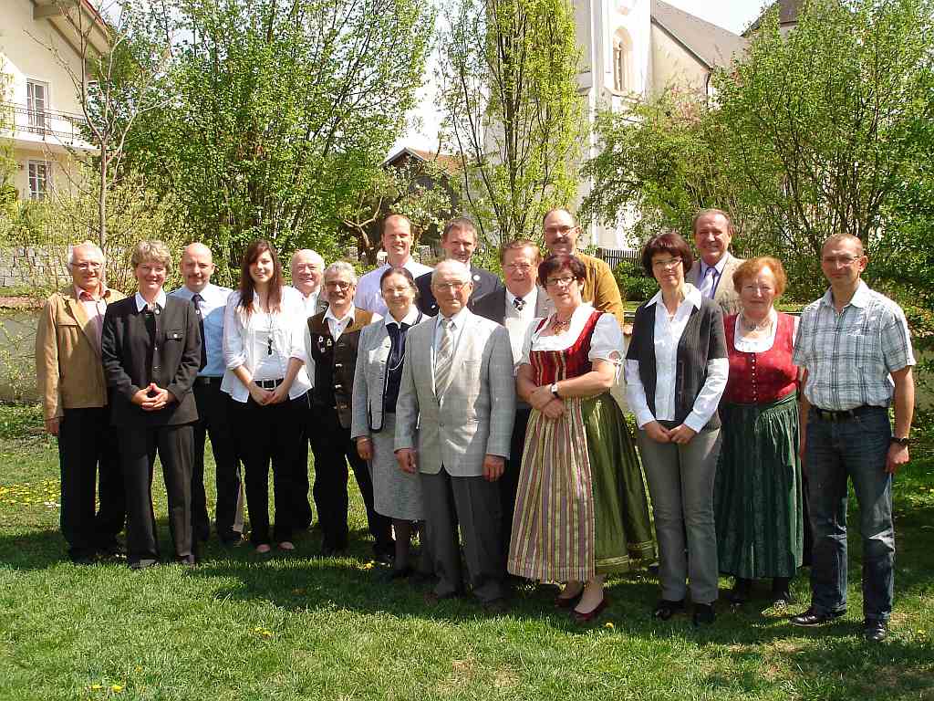 Der Jubilar (vo.mitte) mit seiner Frau Johanna (li.neben ihm), 2. Bürgermeister Ernst Forster (6. von re.), BGR Pfarrer Franz Schmidt (7. von re.) und den Vertretern der Vereine.