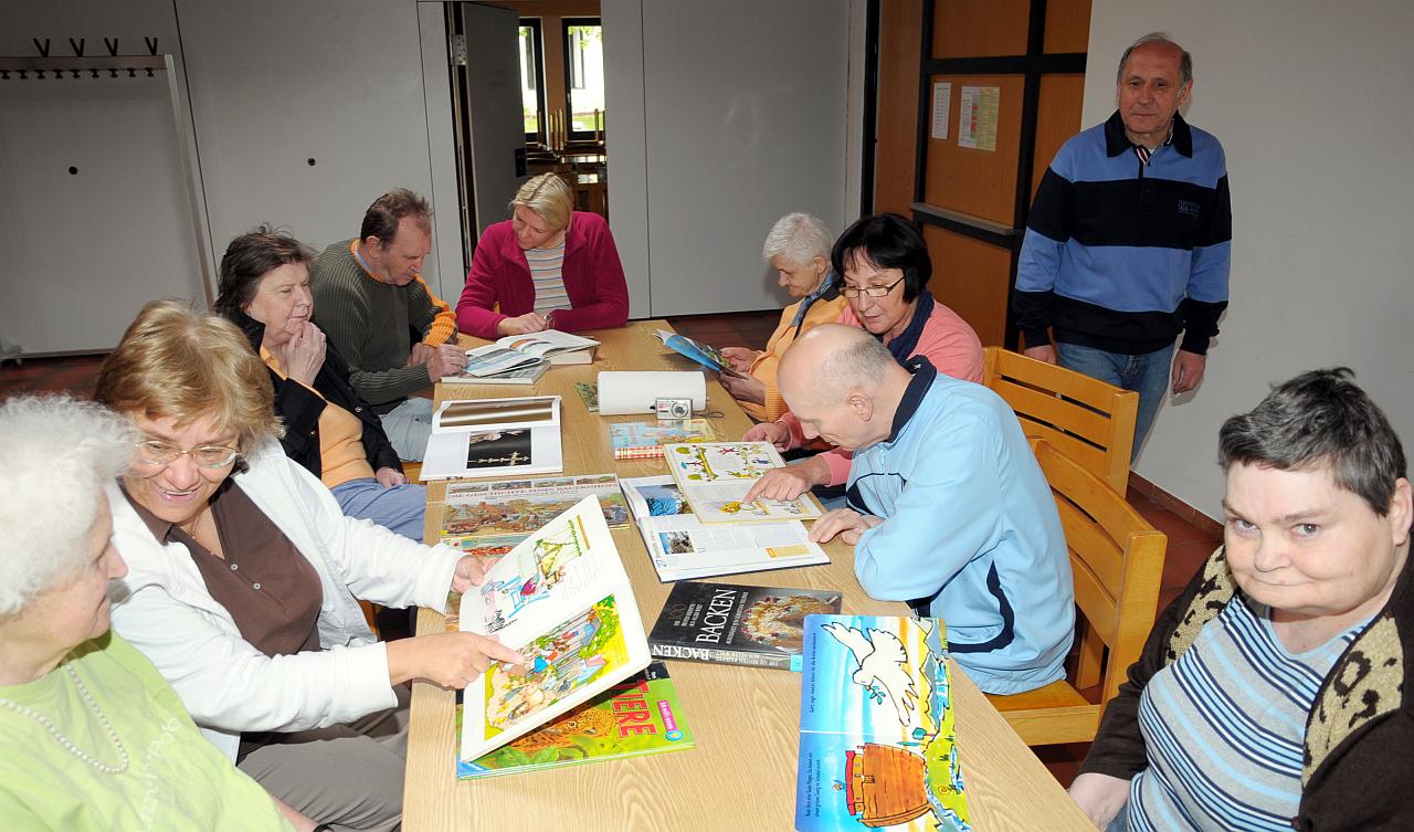 Die Senioren blätterten in den Büchern.