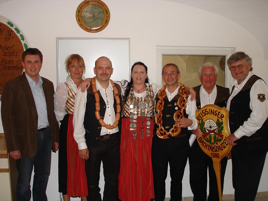 Die Schützenkönige, sowie die Jahresbesten mit Schützenmeister Uli Reichl (Brenzenkönig) und Bürgermeister Ewald Seifert (li.)