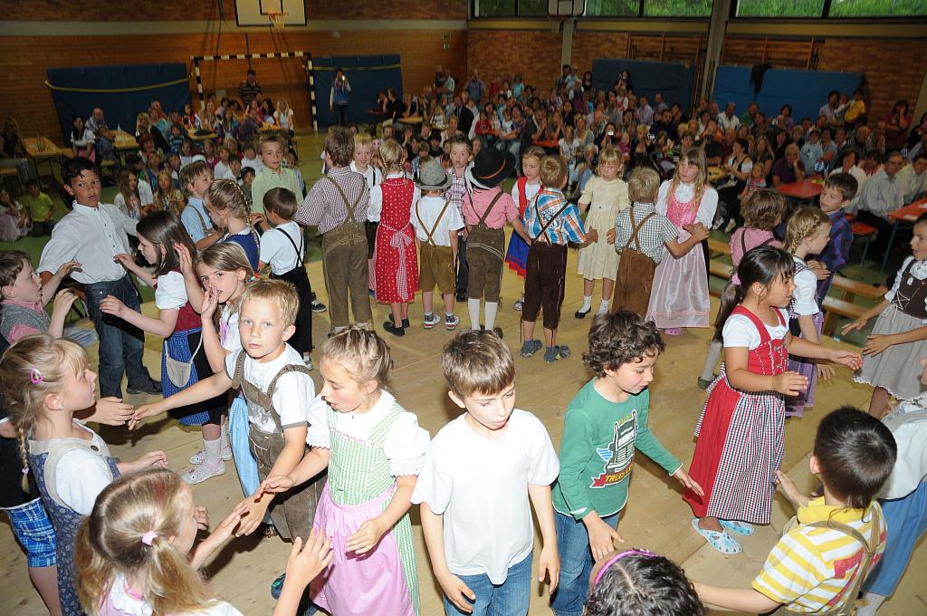 Vorführung des Liedes "Leit, Leit'l miaßt's lustig sei” der Klasse 1a