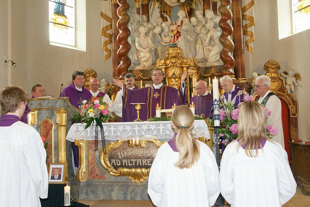 Die zahlreichen Priester und Diakone beim feierlichen Requiem für Herrn Eduard Roth