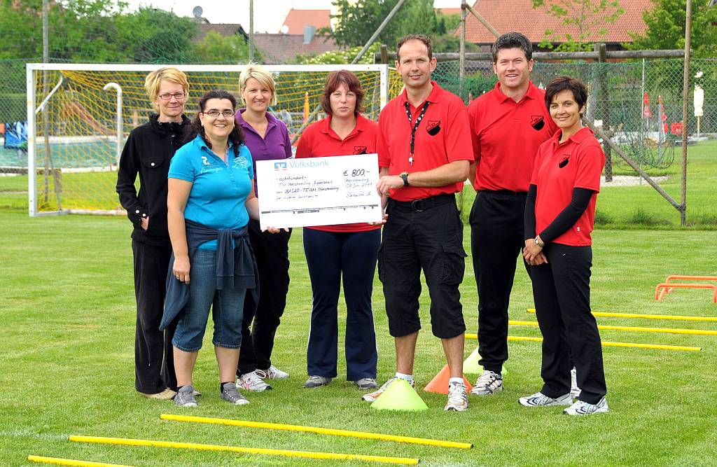Unser Bild zeigt von links nach rechts das Basartem mit Simone Breu, Michaela Bartonizek und Annette Arnold und die TSV-Trainer und Betreuer Nicole Arnold, Reinhard Brunner, Christian Kellner und Katrin Geiger