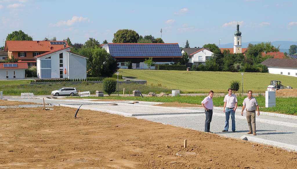 Von links: Bürgermeister Ewald Seifert, Bauamtsmitarbeiter Johann Gögl und der geschäftsleitende Beamte Reinhold Maier informierten sich vor Ort über den Stand der Bauarbeiten