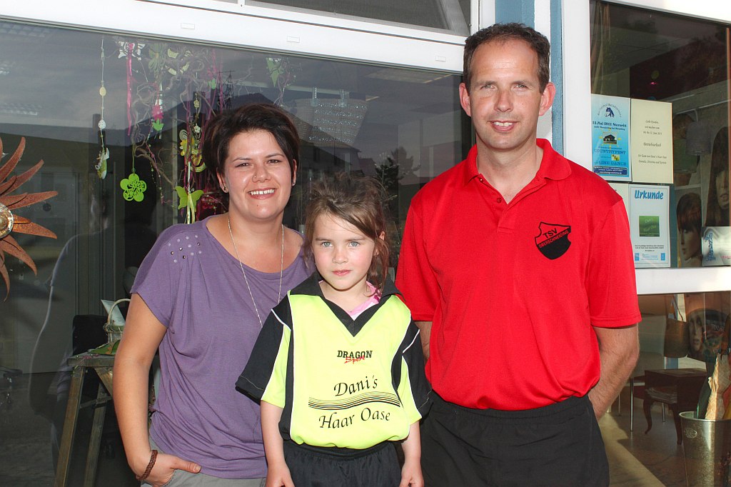 Bild von links: Sponsorin Daniela Wirl, Fußballerin Luisa Plank und Jugendbetreuer Reinhard Brunner