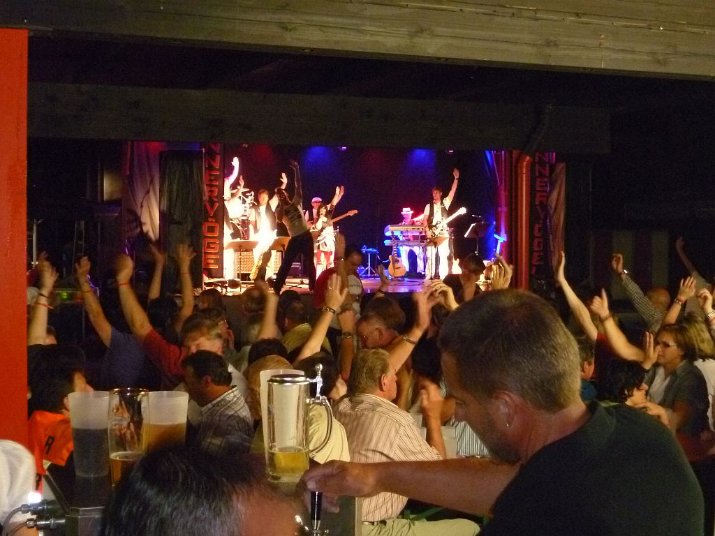 Die feiernden Gäste, im Hintergrund die Band bei ihrem Auftritt