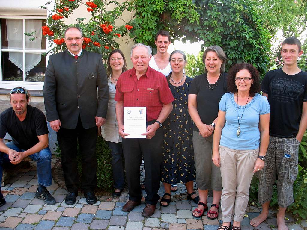 Friedrich Zach mit seinen Kindern und Enkelkindern sowie 2. Bürgermeister Ernst Forster