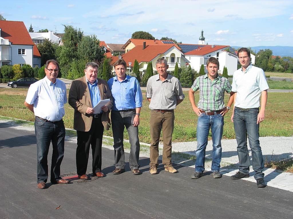 Reinhold Maier (geschäftsleitender Beamter), Willi Schlecht (Ingenieurbüro Schlecht), Bürgermeister Ewald Seifert, Christian Kelbel und Christian Nagl (Bauleitung, Firma Ohneis GmbH Straubing), Hans Gögl (Bauleitplanung Gemeinde Oberschneiding) (Photo: Claudia Anzinger) 
