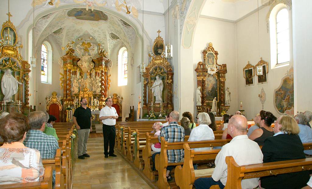 Dr. Kirchinger und Dr. Maier bei der Führung in Oberschneiding