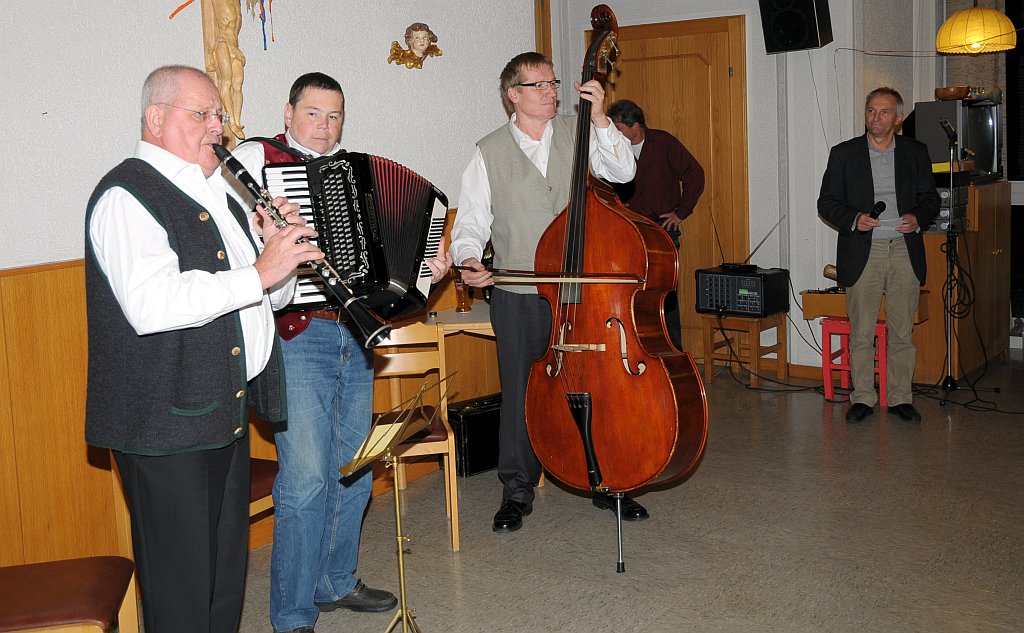 Das "Musikanten Depot” aus Straubing, rechts im Hintergrund Heimleiter Gerhard Schill