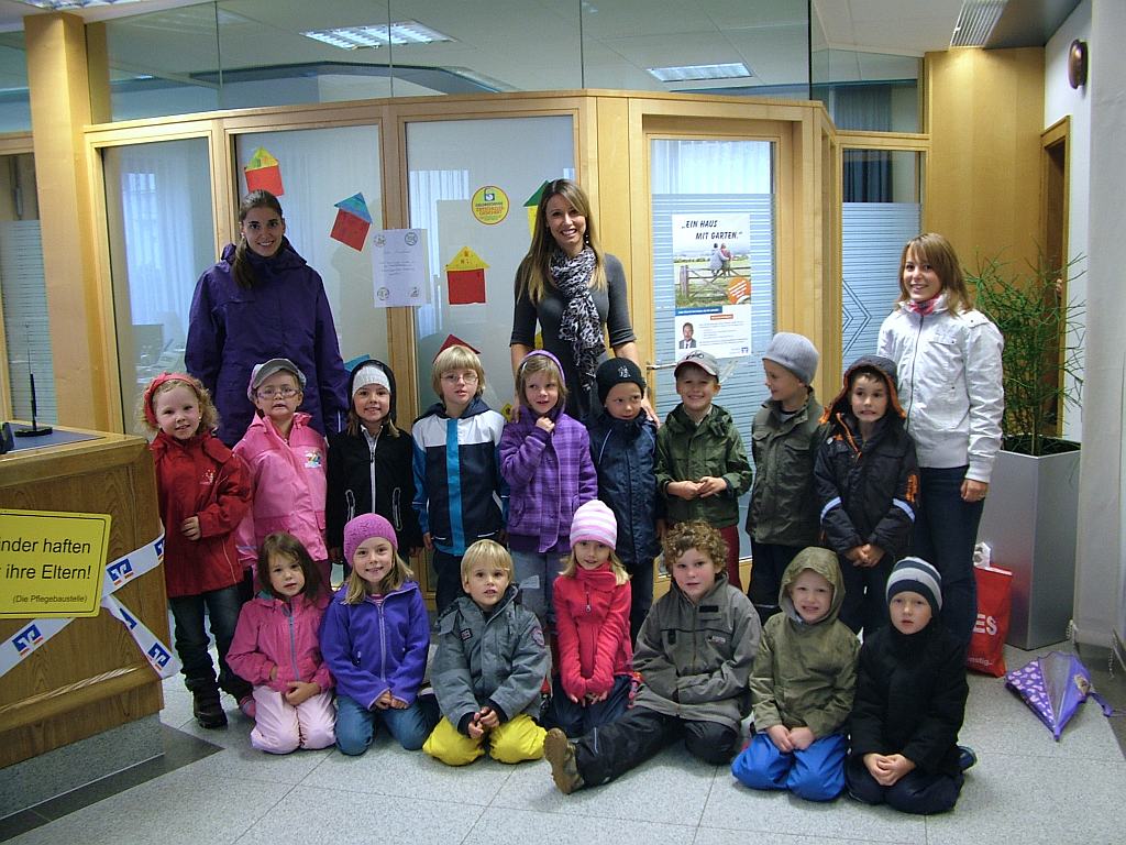 Die Kindergartenkinder in der Schalterhalle der VR-Bank Landau, Geschäftsstelle Oberschneiding