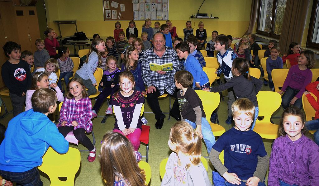 Unser Bild zeigt die Schülerschar mit Ulli Schubert bei seiner Lesung 