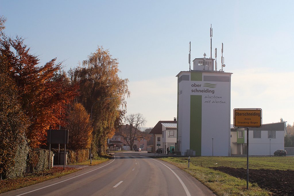 Nordzufahrt Oberschneiding mit dem „Wahrzeichen“