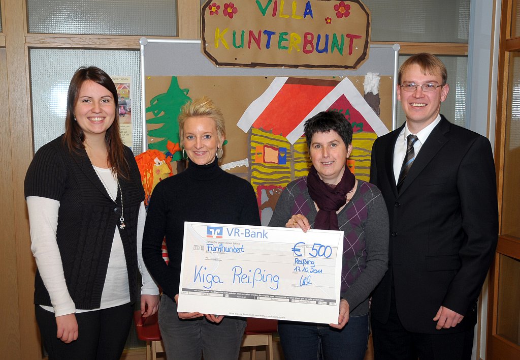 Unser Bild zeigt von links: Martina Greßmann, Service-Mitarbeiterin; Bettina Griesbeck, Kindertagesstättenleiterin; Sieglinde Hillenbrand, Kindergartenleiterin und Josef Schöfbeck, Marktrepräsentant bei der Scheckübergabe