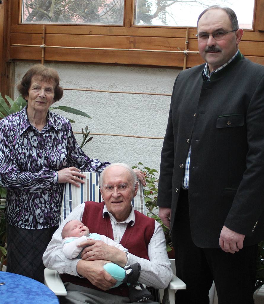Ursula und Gerhard Plep mit ihrer 6-wöchigen Urenkelin Anna und zweiter Bürgermeister Forster Ernst