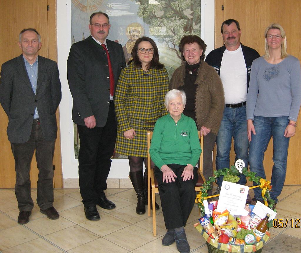 Im Vordergrund die Jubilarin, dahinter von links: Heimleiter Gerhard Schill, 2. BGM Ernst Forster, Landrätin Christa Heisinger, Betreuerin Claudia Cieplik, Therapeutin Doris Blaim und PDL Karl Hierold