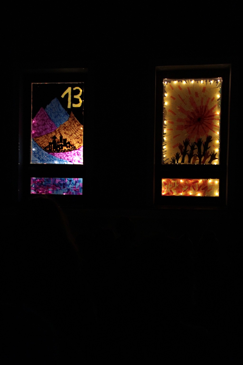 Adventsfenster bei Nacht