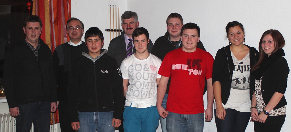 Die neue Vorstandschaft mit den Ehrengästen: Bürgermeister Seifert, Pfarrer Dr. Peter Maier, Haimerl Michael, Diakon Hofmann Hans, Petrul Daniel, Tremmel Thomas, Krinner Andreas, Anzinger Carolin und Hoffmann Julia
