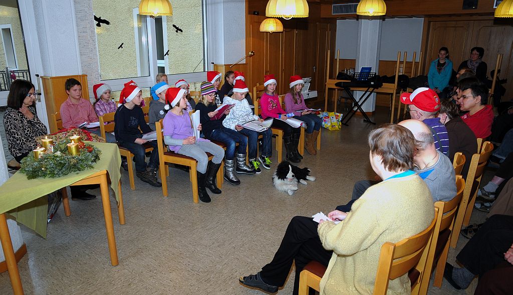 Unser Bild zeigt die Schulkinder im Festsaal