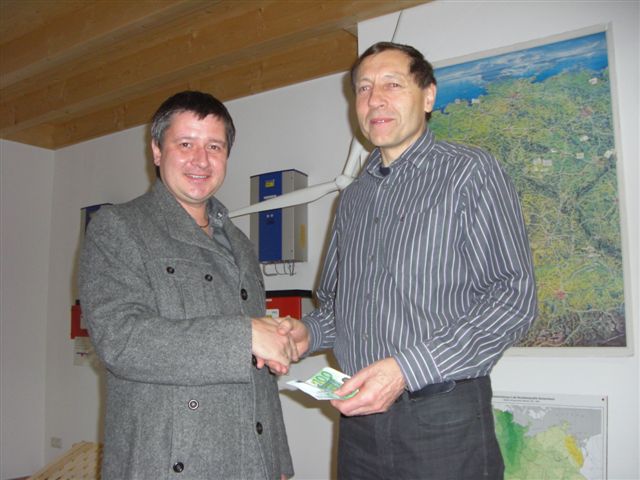 Franz Geiger und Josef Gold bei der Spendenübergabe