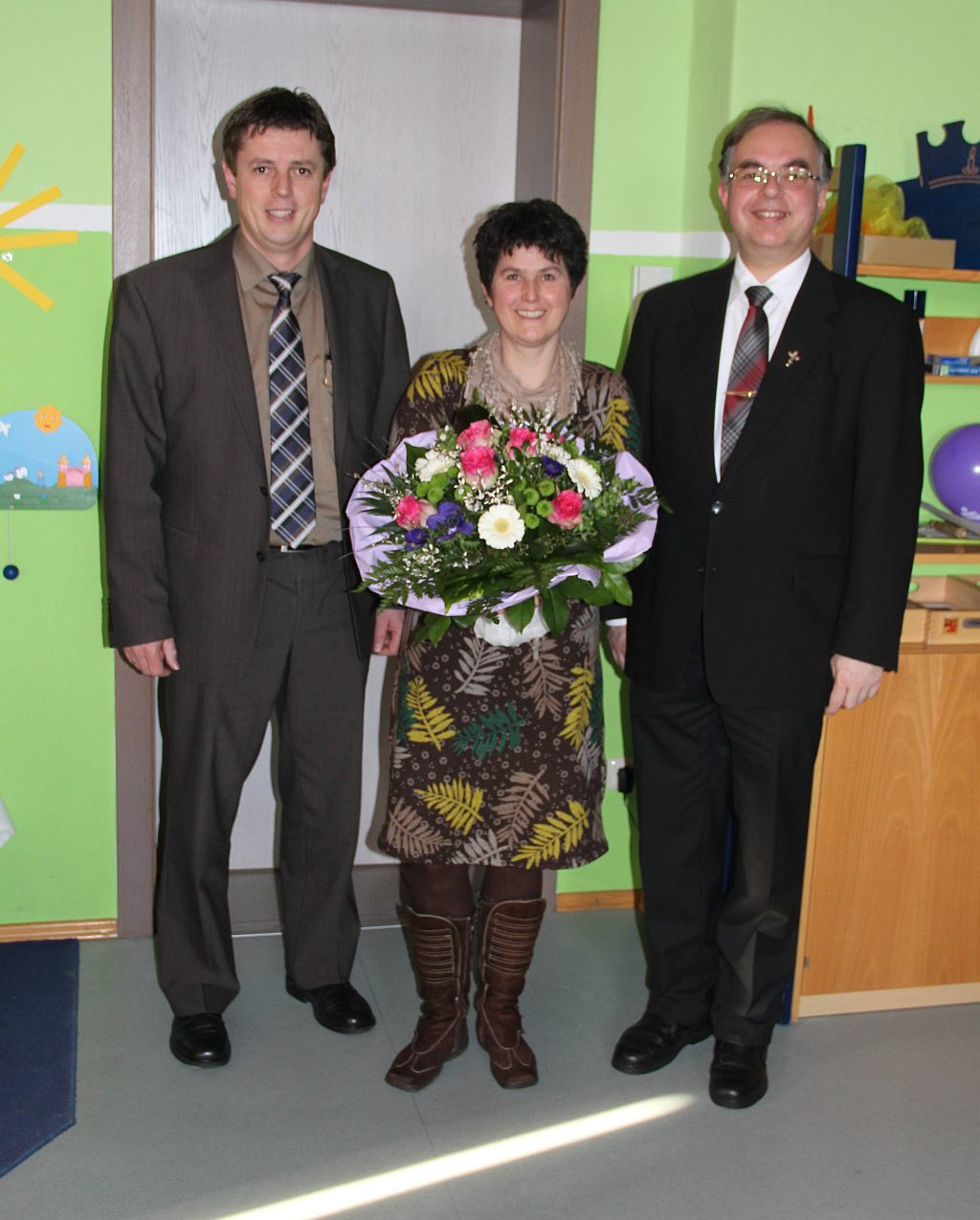 Bürgermeister Ewald Seifert, Kindergartenleiterin Sieglinde Hillenbrand, Pfarrer Dr. Peter Maier bei der Verabschiedung