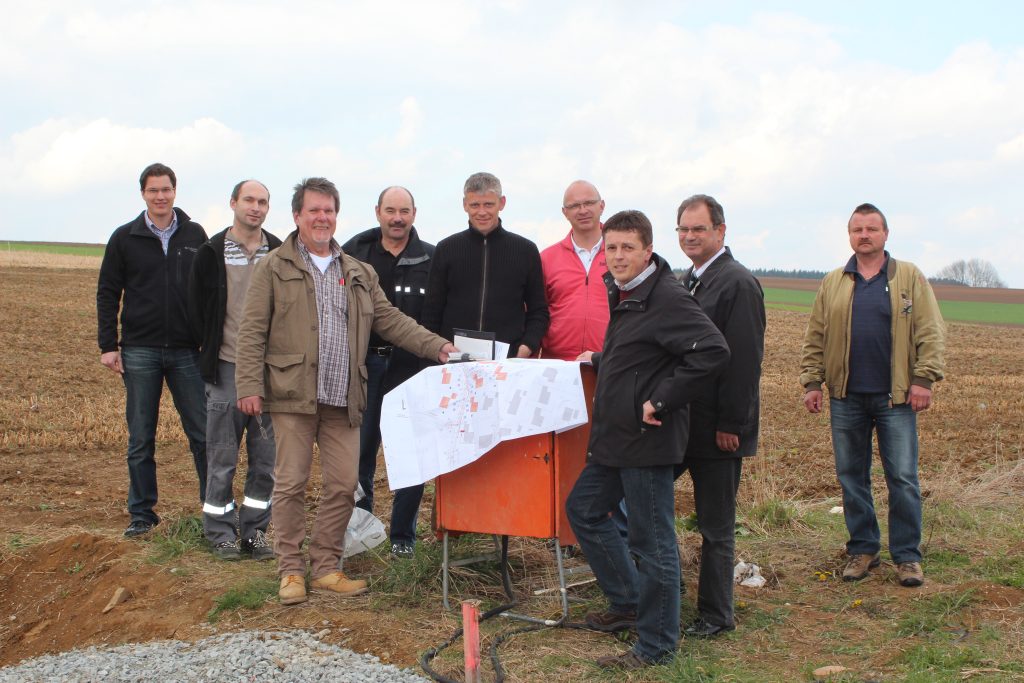 Die Gemeinde Oberschneiding vertreten durch Bürgermeister Ewald Seifert, geschäftsführenden Beamten Hr. Reinhold Maier, Bauleitplanung Hr. Hans Gögl und die bauausführenden Firmen mit Hr. Reiner (Firma E-ON AG), Hr. Augustin (Fa. Telekom), Hr. Sogerer und Herr Kelbel (Fa. Ohneis GmbH), Hr. Haas (Wasserzweckverband) und Hr. Dierl (Ing.-Büro Trummer)