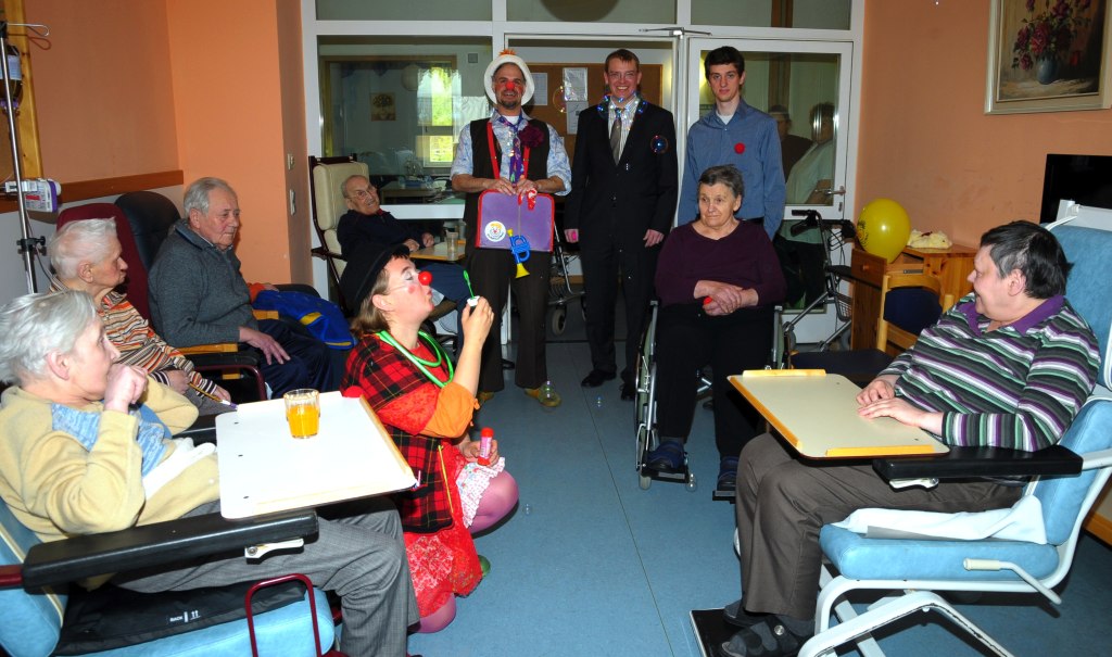 Die Klinikclowns bei ihren Vorführungen mit den Heimbewohnern, im Hintergrund von rechts Bastian Eichinger und Josef Schöfbeck