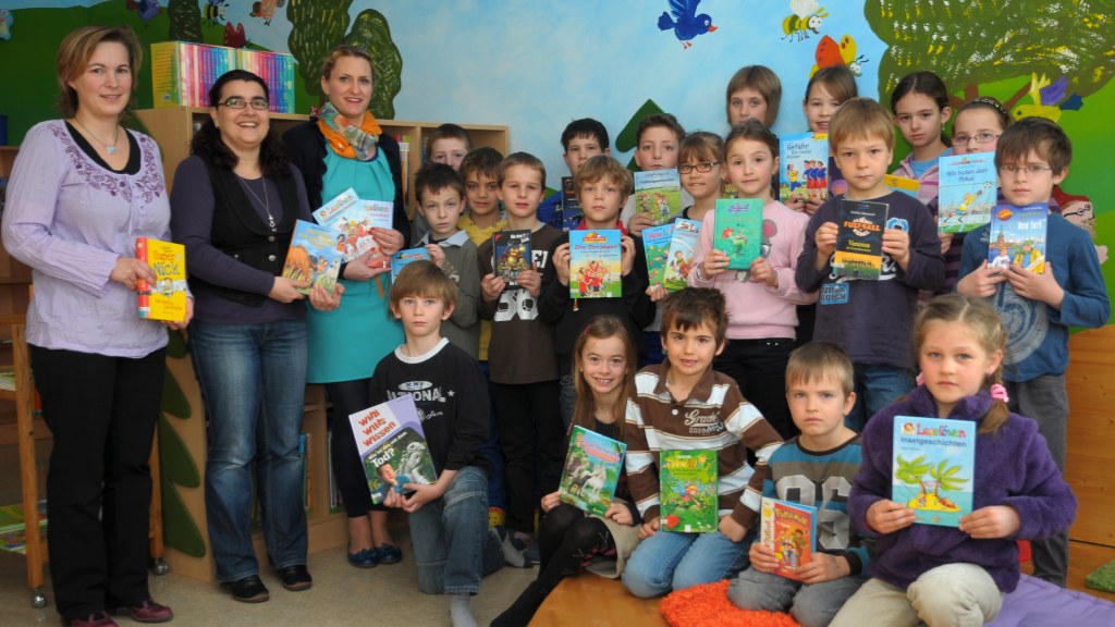Bild von links: Tanja Schwefel, Michaela Bartonizek und Schulleiterin Sonja Urban und Kinder der verschiedenen Klassen