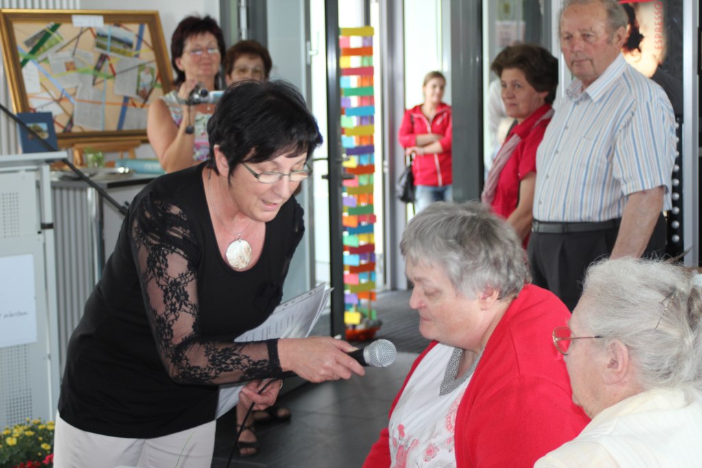 Die Leiterein der Seniorengruppe, Frau Weinfurtner, bei der Eröffnung