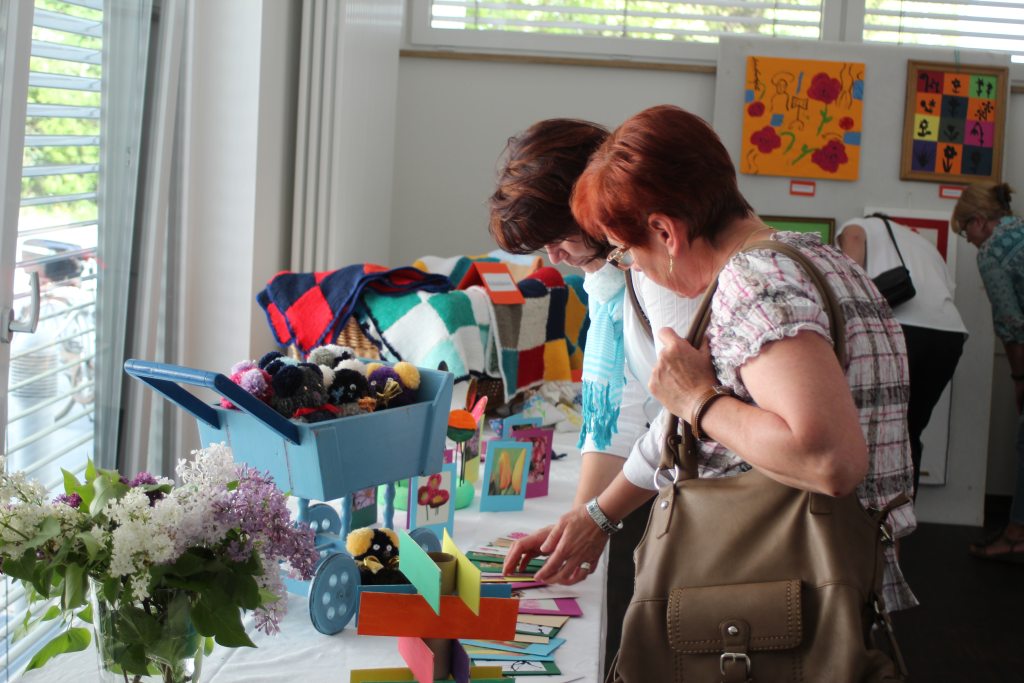 Karten und Strickkunstwerke