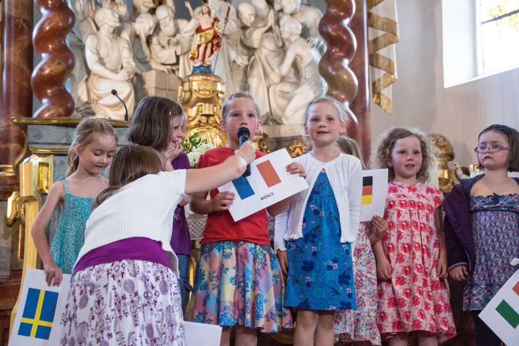 Die Kinder bei Ihrem Auftritt in der Pfarrkirche