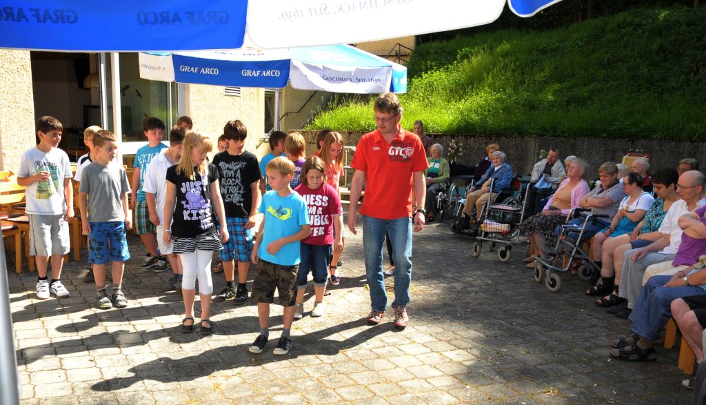 Gemeinsam wurde der Cupid Shuffle mit ihrem Lehrer auf der Terrasse getanzt.