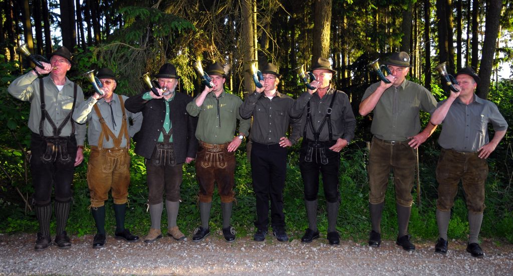Die Jagdhornbläser bei der Maiandacht in Hölldorf 