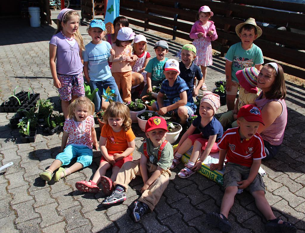Die Kinder bei der Pflanzaktion im Freibad Reißing