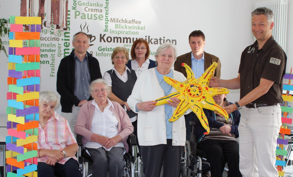 Die Senioren übergeben „sichtlich“ stolz Herrn Pichler und Herrn Bürgermeister Seifert die Kunstwerke.