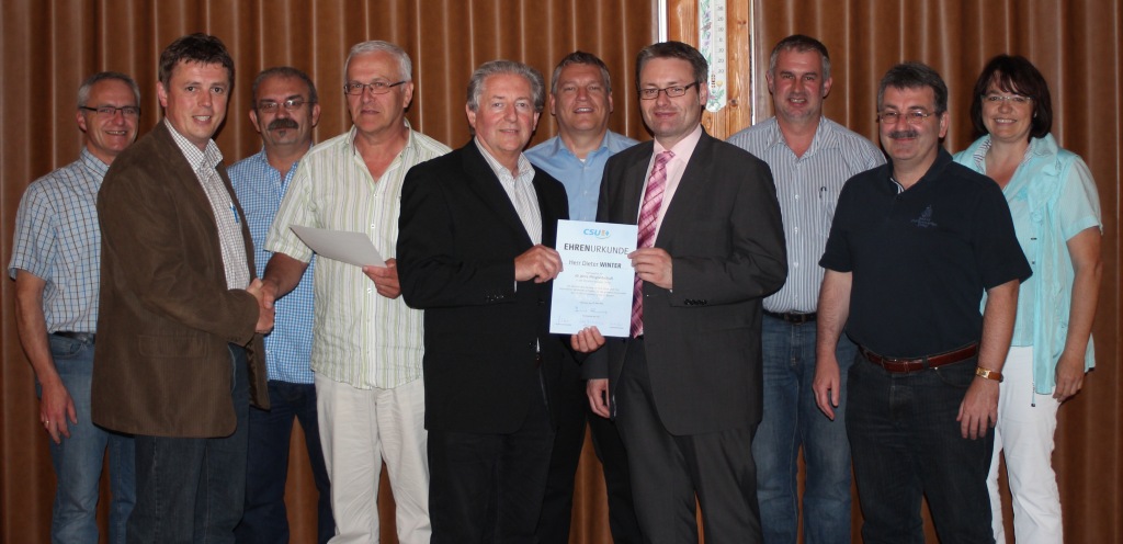 Das Bild zeigt den CSU-Vorstand mit CSU-Vorsitzenden und Bürgermeister Ewald Seifert, Landtagsabgeordneter und CSU Kreisvorsitzenden Josef Zellmeier mit den Geehrten Rupert Müller (35 Jahre) und Dieter Winter (40 Jahre)