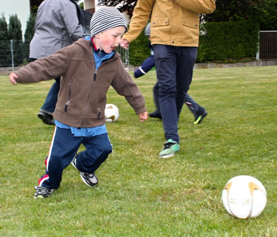 Kindergartenkind mit anwesenden Räubern