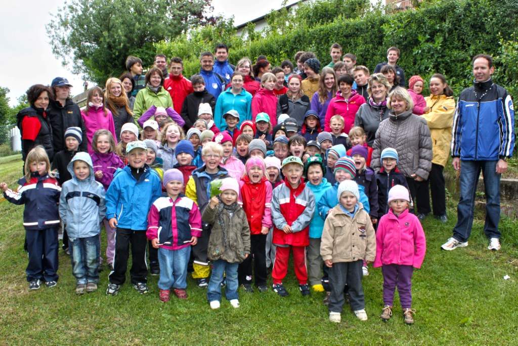 Gruppenbild mit allen Beteiligten um Organisator Reinhard Brunner rechts außen