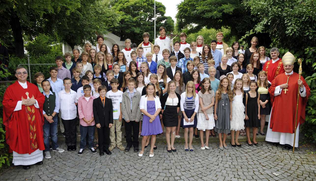 Die 70 Firmlinge der Pfarrei Oberschneiding (Foto: Alfred Meinzinger)