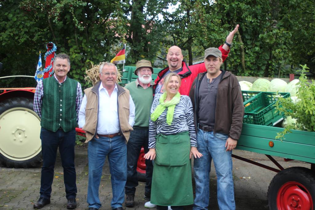 Nach der Gemüseernte: Cheforganisator Rudi Dietl zusammen mit den "Seniorchefs“ der der Gärtnerei Brunner Hans und Thea Brunner, Junior Chef Hannes Brunner aus Siebenkofen, Fernsehmoderator Jumbo Schreiner und Xaver Meier aus Pilling.