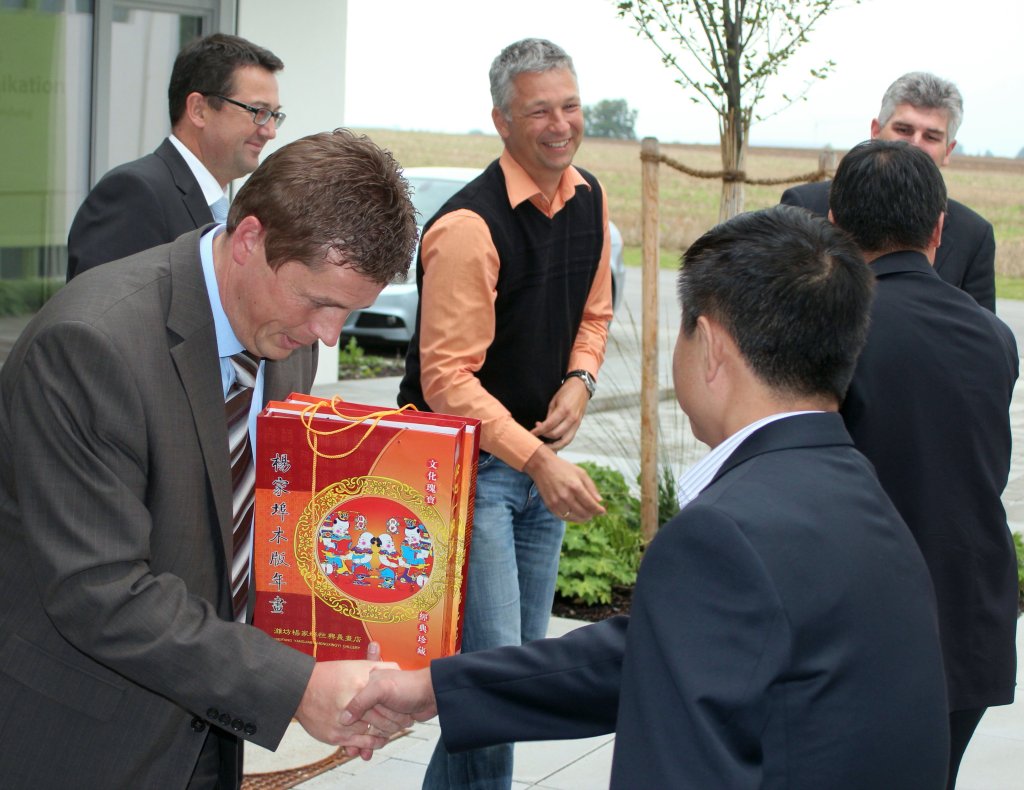 Eine begeisterte Delegation überreicht BGM Seifert ein Gastgeschenk